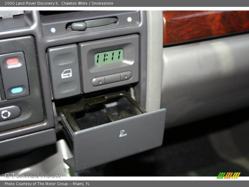 Chawton White / Smokestone 2000 Land Rover Discovery II