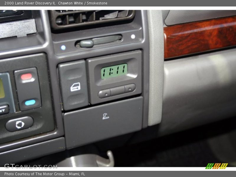 Chawton White / Smokestone 2000 Land Rover Discovery II