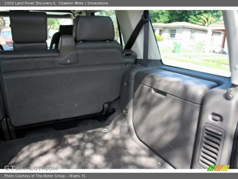 Chawton White / Smokestone 2000 Land Rover Discovery II