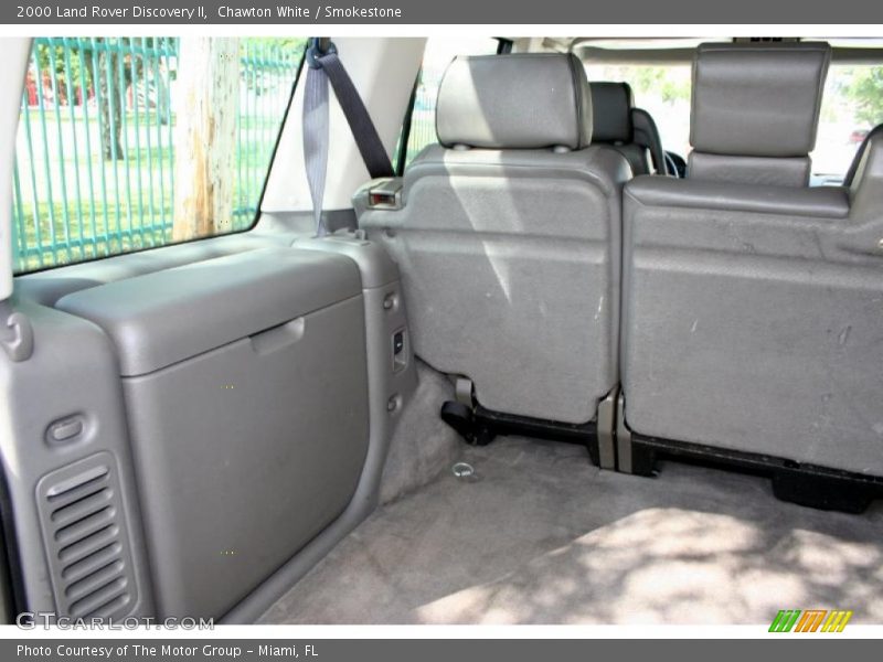 Chawton White / Smokestone 2000 Land Rover Discovery II