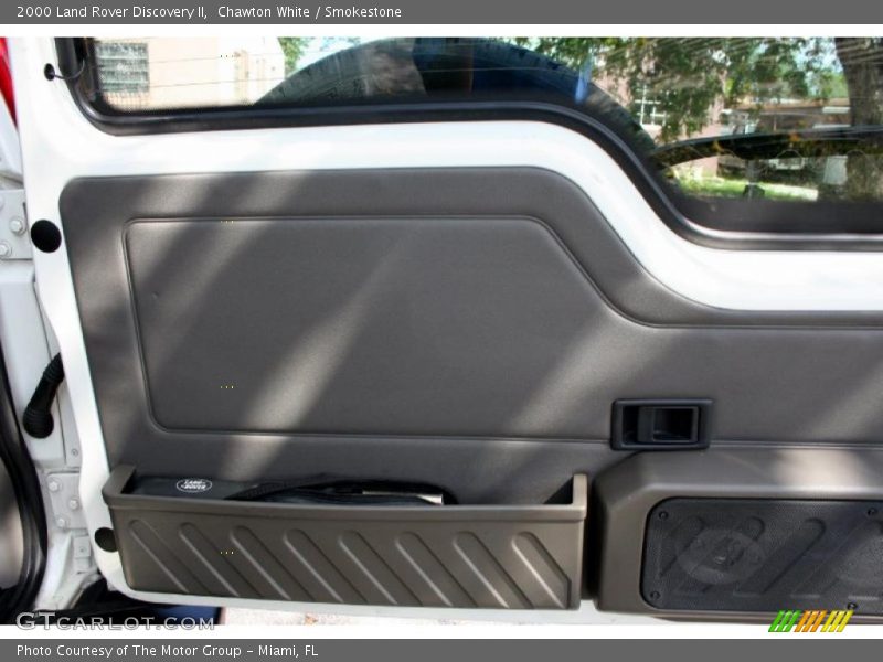 Chawton White / Smokestone 2000 Land Rover Discovery II