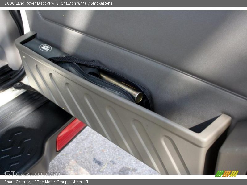 Chawton White / Smokestone 2000 Land Rover Discovery II