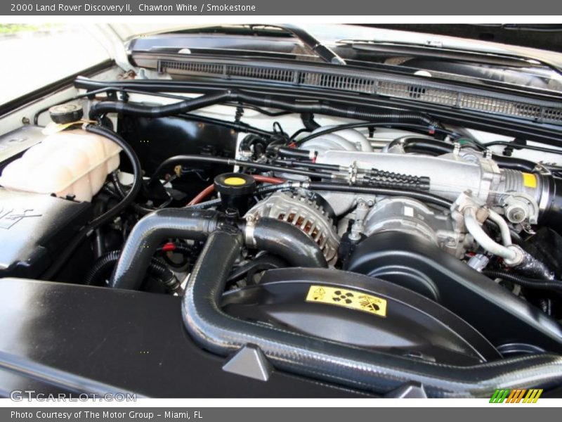 Chawton White / Smokestone 2000 Land Rover Discovery II
