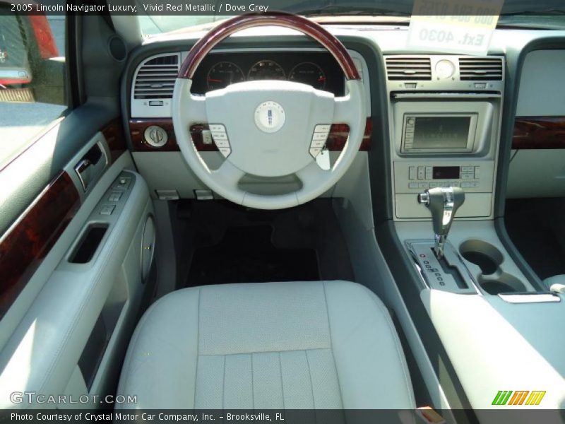 Dashboard of 2005 Navigator Luxury