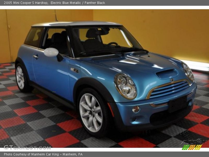 Front 3/4 View of 2005 Cooper S Hardtop