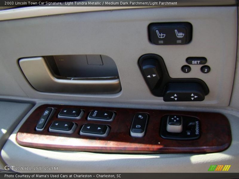 Light Tundra Metallic / Medium Dark Parchment/Light Parchment 2003 Lincoln Town Car Signature