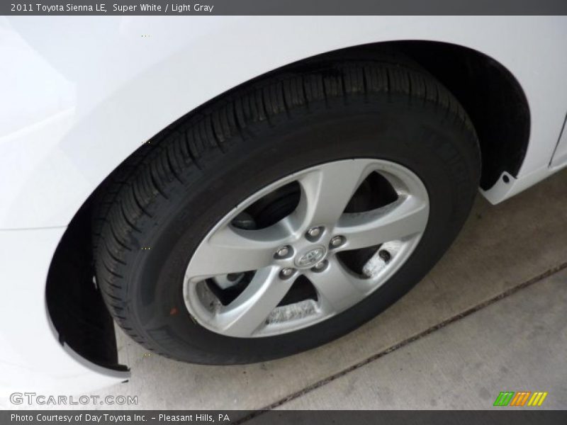 Super White / Light Gray 2011 Toyota Sienna LE