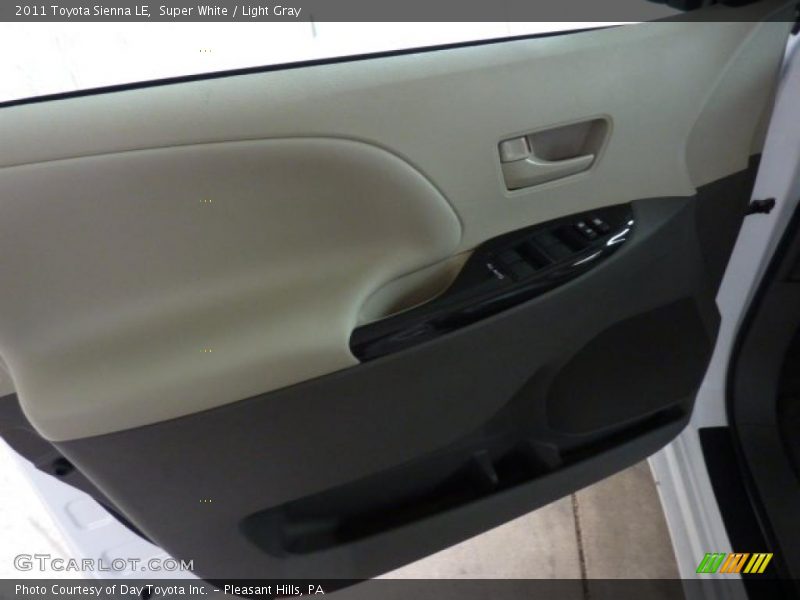 Super White / Light Gray 2011 Toyota Sienna LE