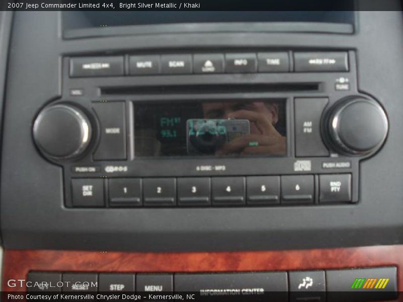 Bright Silver Metallic / Khaki 2007 Jeep Commander Limited 4x4