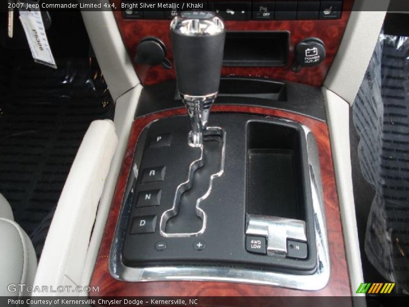 Bright Silver Metallic / Khaki 2007 Jeep Commander Limited 4x4
