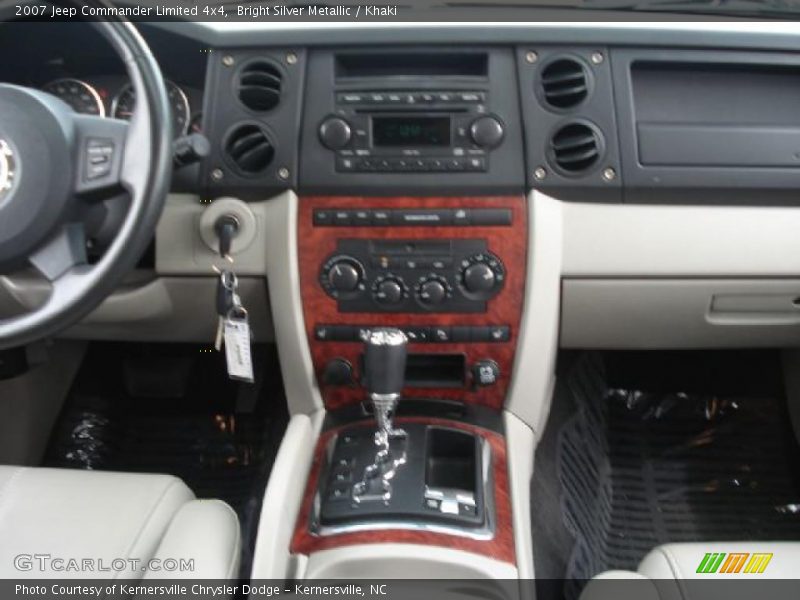 Bright Silver Metallic / Khaki 2007 Jeep Commander Limited 4x4