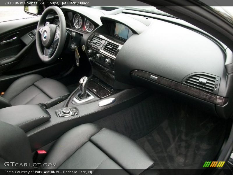Dashboard of 2010 6 Series 650i Coupe