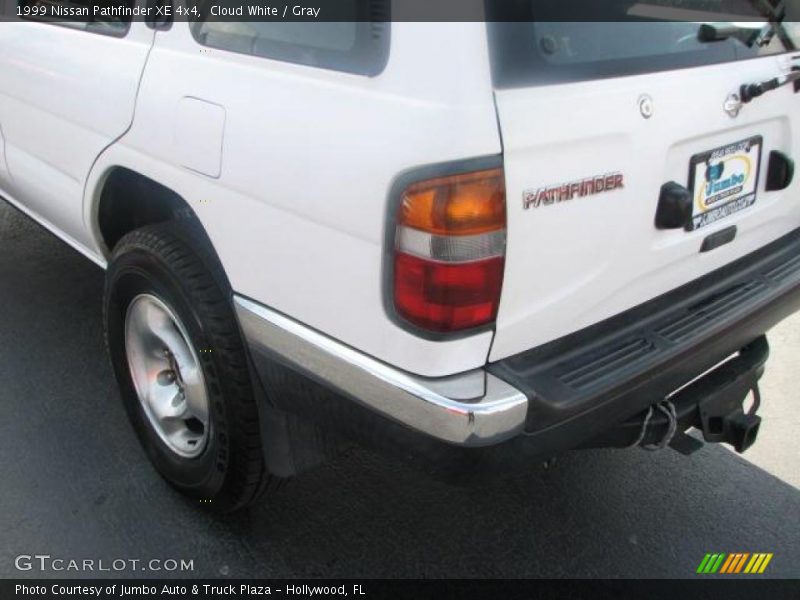 Cloud White / Gray 1999 Nissan Pathfinder XE 4x4
