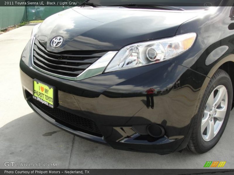 Black / Light Gray 2011 Toyota Sienna LE