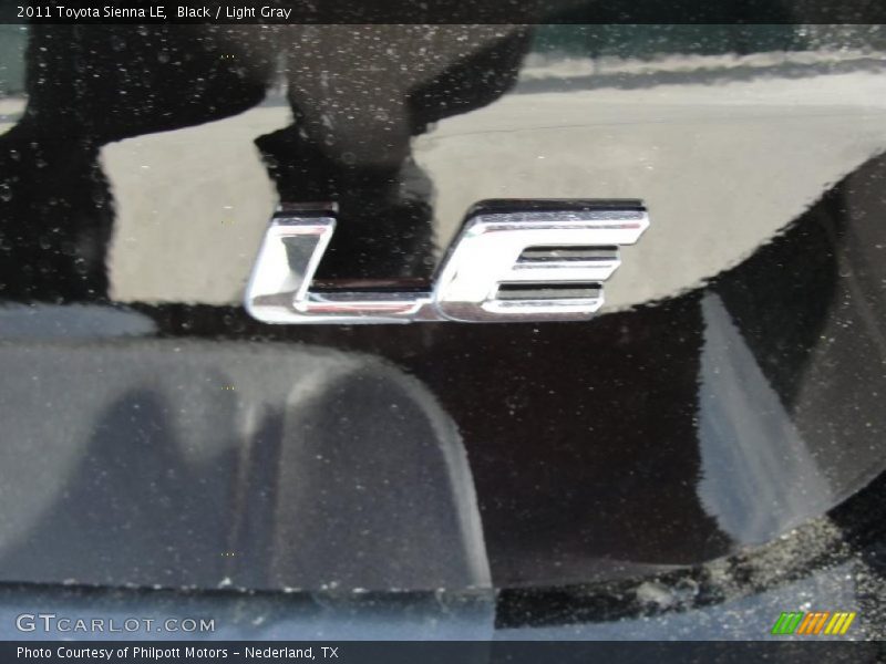 Black / Light Gray 2011 Toyota Sienna LE