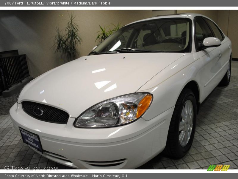 Vibrant White / Medium/Dark Pebble 2007 Ford Taurus SEL