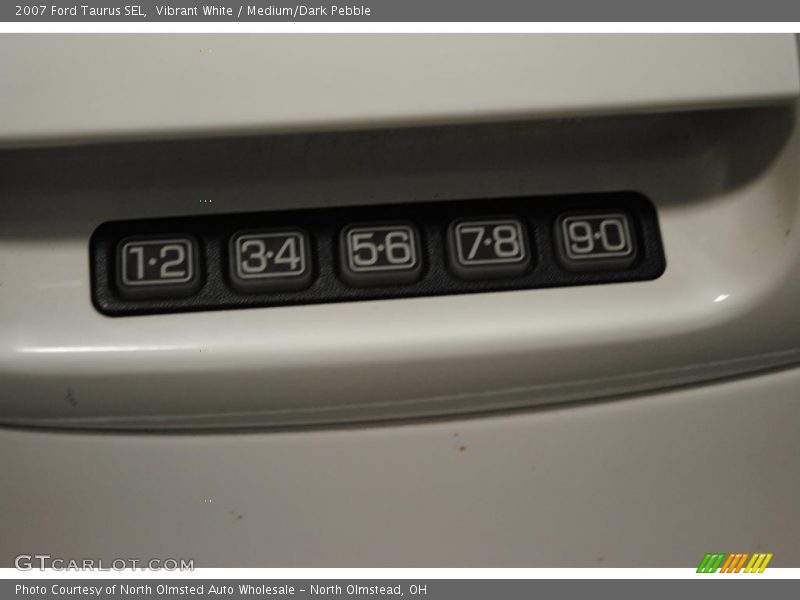 Vibrant White / Medium/Dark Pebble 2007 Ford Taurus SEL