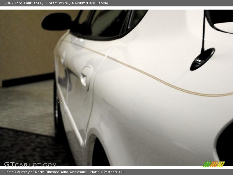 Vibrant White / Medium/Dark Pebble 2007 Ford Taurus SEL