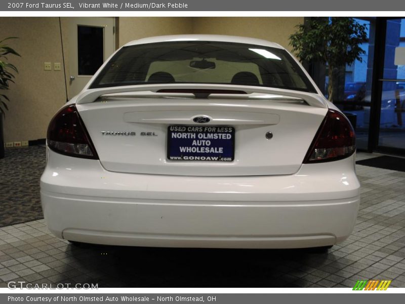 Vibrant White / Medium/Dark Pebble 2007 Ford Taurus SEL