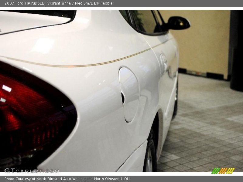 Vibrant White / Medium/Dark Pebble 2007 Ford Taurus SEL
