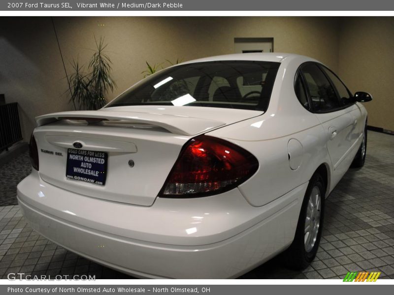 Vibrant White / Medium/Dark Pebble 2007 Ford Taurus SEL