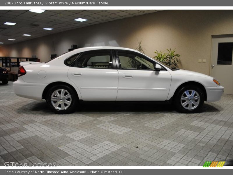Vibrant White / Medium/Dark Pebble 2007 Ford Taurus SEL