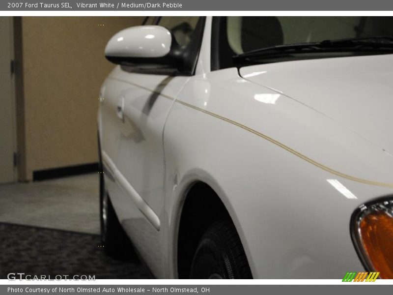 Vibrant White / Medium/Dark Pebble 2007 Ford Taurus SEL
