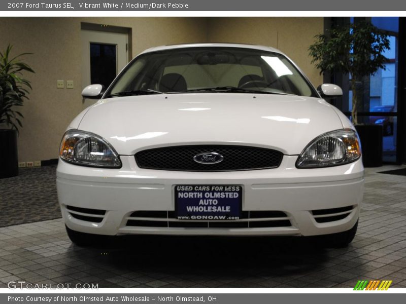Vibrant White / Medium/Dark Pebble 2007 Ford Taurus SEL