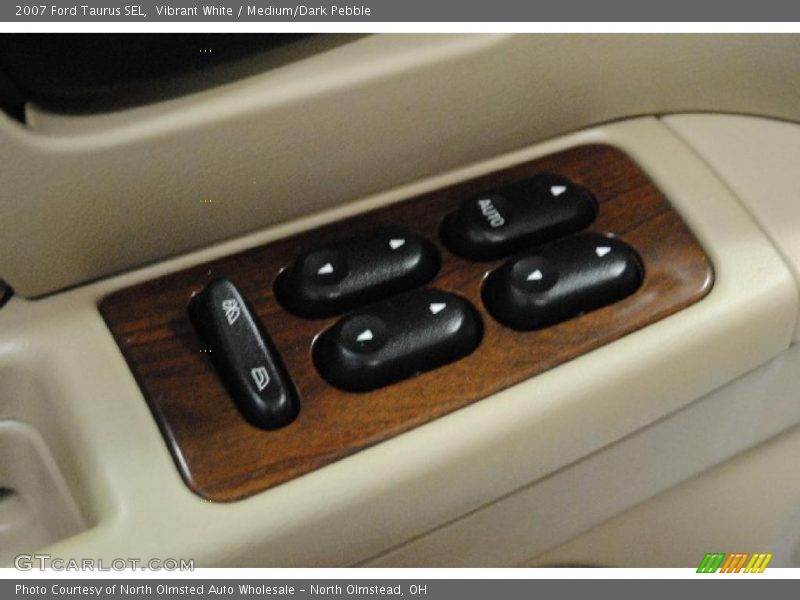 Vibrant White / Medium/Dark Pebble 2007 Ford Taurus SEL
