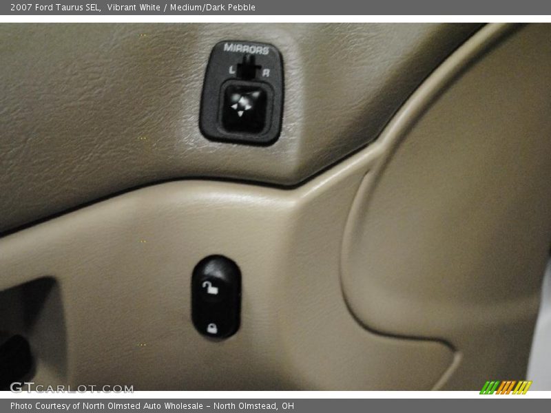 Vibrant White / Medium/Dark Pebble 2007 Ford Taurus SEL