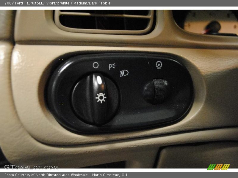 Vibrant White / Medium/Dark Pebble 2007 Ford Taurus SEL