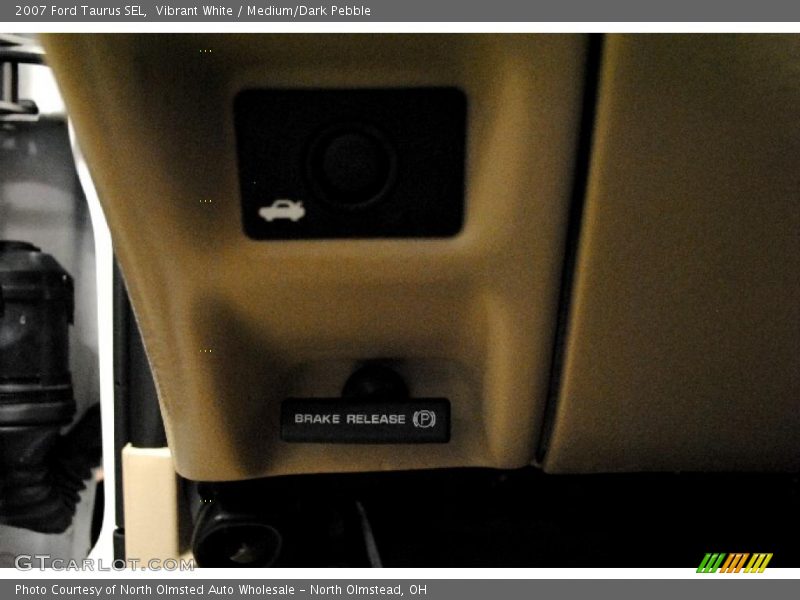 Vibrant White / Medium/Dark Pebble 2007 Ford Taurus SEL