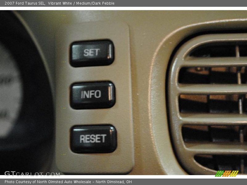 Vibrant White / Medium/Dark Pebble 2007 Ford Taurus SEL