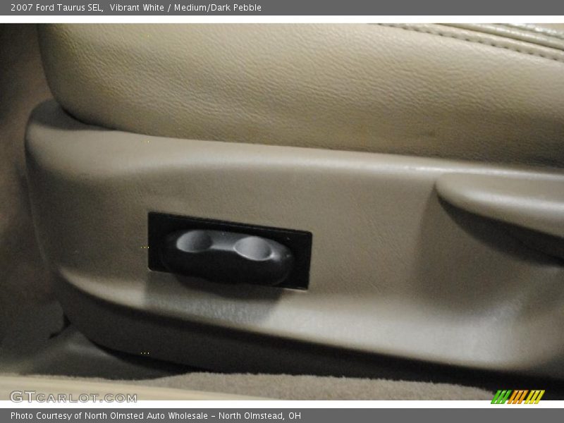 Vibrant White / Medium/Dark Pebble 2007 Ford Taurus SEL