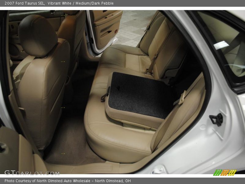 Vibrant White / Medium/Dark Pebble 2007 Ford Taurus SEL