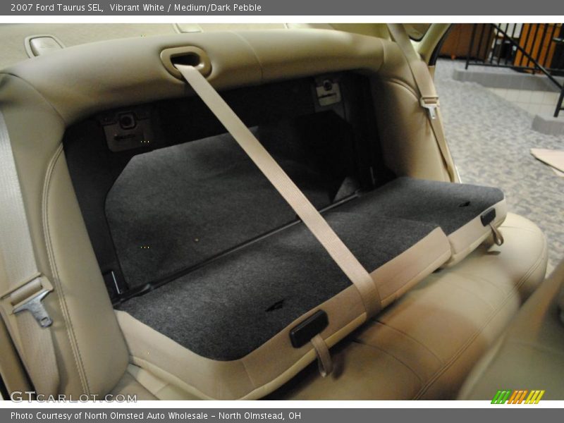 Vibrant White / Medium/Dark Pebble 2007 Ford Taurus SEL