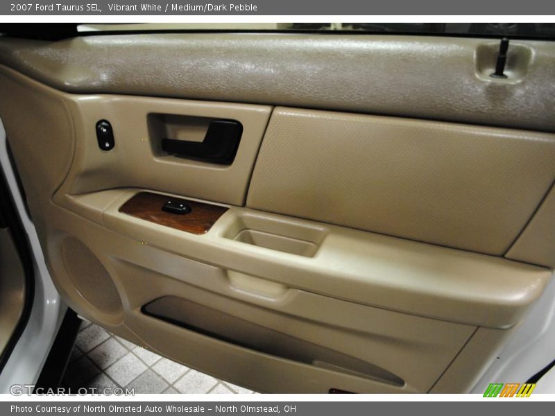 Vibrant White / Medium/Dark Pebble 2007 Ford Taurus SEL