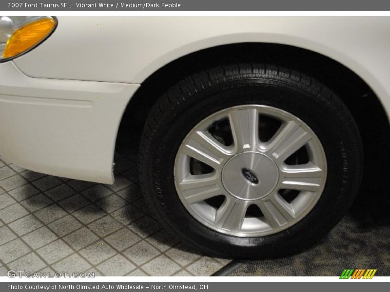 Vibrant White / Medium/Dark Pebble 2007 Ford Taurus SEL