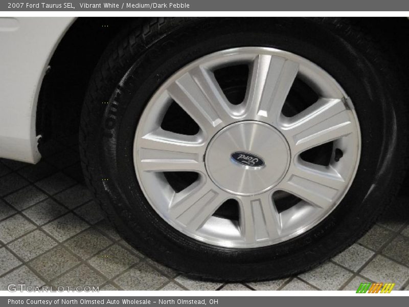 Vibrant White / Medium/Dark Pebble 2007 Ford Taurus SEL