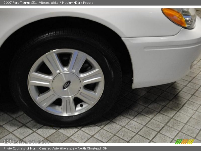 Vibrant White / Medium/Dark Pebble 2007 Ford Taurus SEL