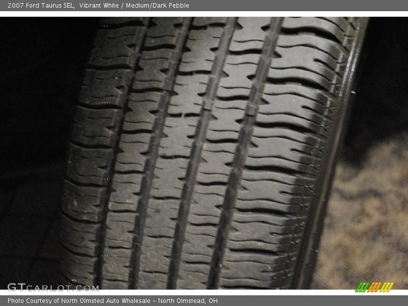 Vibrant White / Medium/Dark Pebble 2007 Ford Taurus SEL
