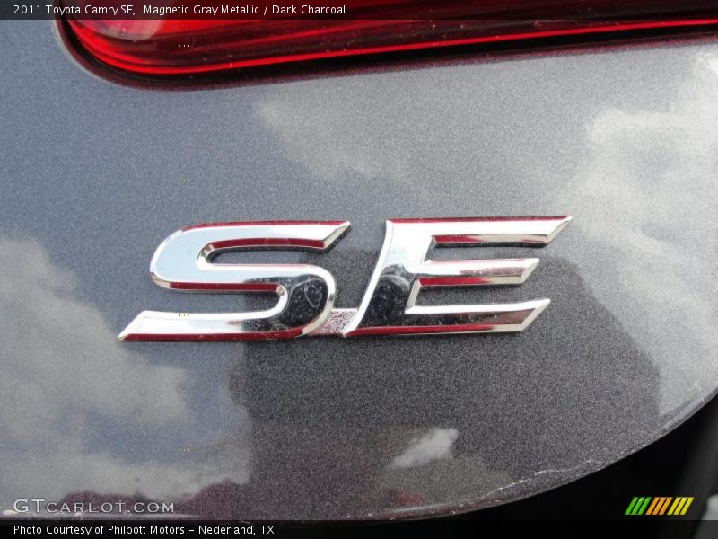 Magnetic Gray Metallic / Dark Charcoal 2011 Toyota Camry SE