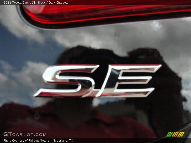 Black / Dark Charcoal 2011 Toyota Camry SE