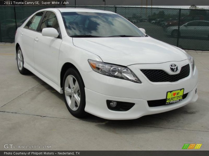 Super White / Ash 2011 Toyota Camry SE