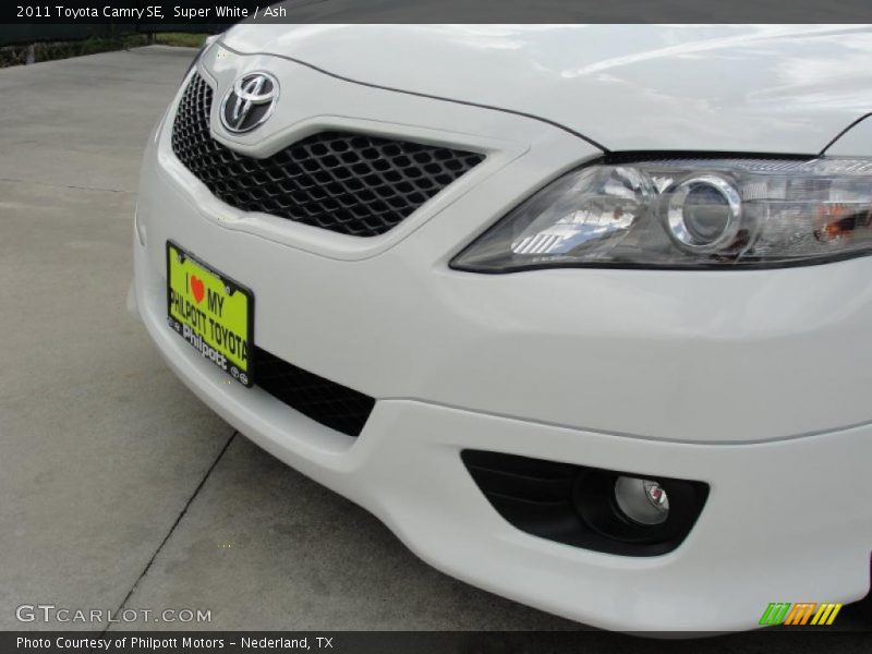 Super White / Ash 2011 Toyota Camry SE