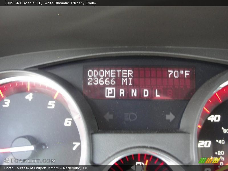 White Diamond Tricoat / Ebony 2009 GMC Acadia SLE
