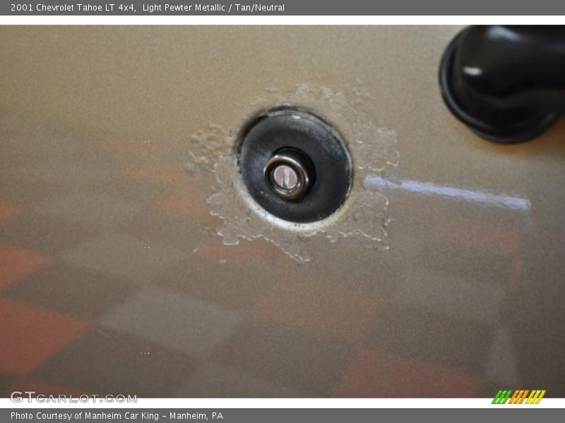 Light Pewter Metallic / Tan/Neutral 2001 Chevrolet Tahoe LT 4x4
