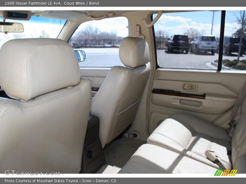 Cloud White / Blond 1998 Nissan Pathfinder LE 4x4