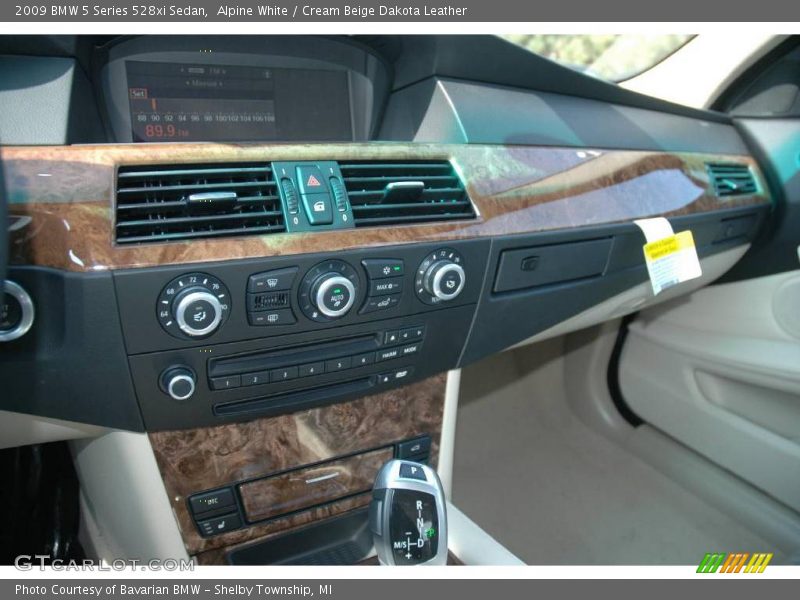 Alpine White / Cream Beige Dakota Leather 2009 BMW 5 Series 528xi Sedan