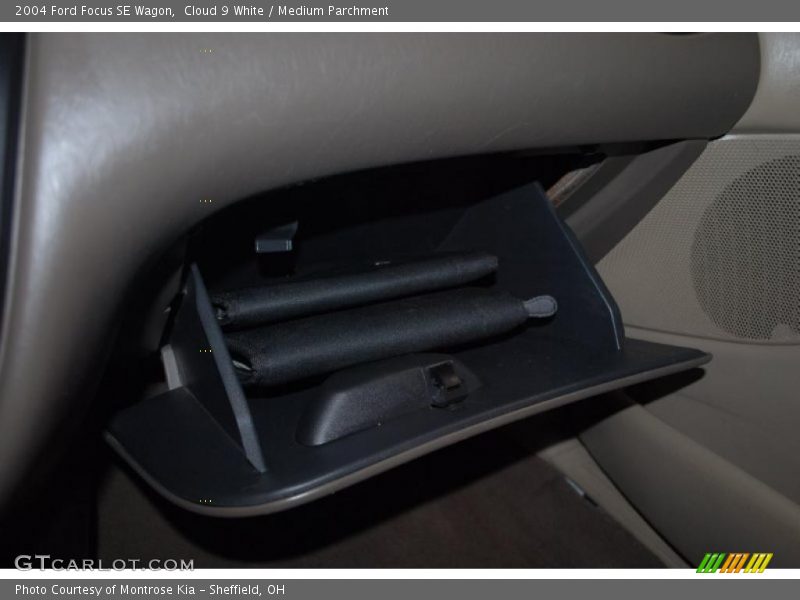 Cloud 9 White / Medium Parchment 2004 Ford Focus SE Wagon